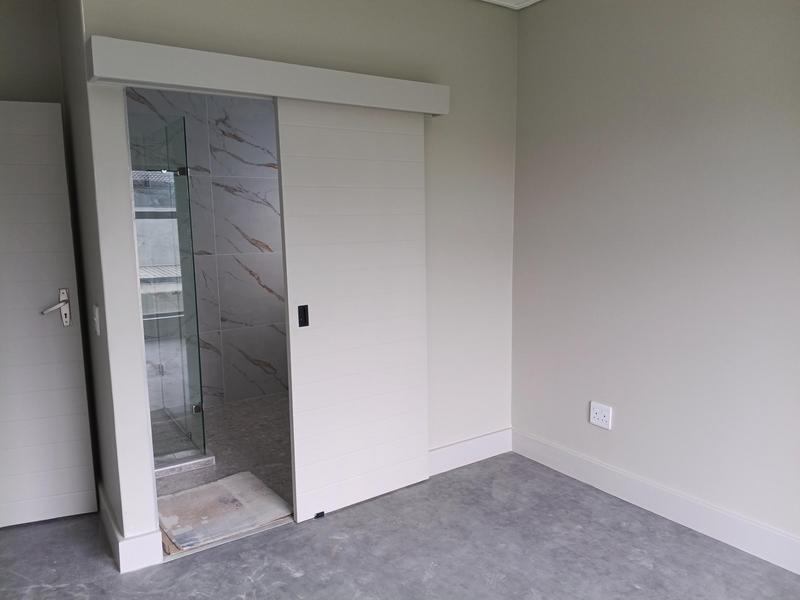 To Let 3 Bedroom Property for Rent in Uitzicht Western Cape